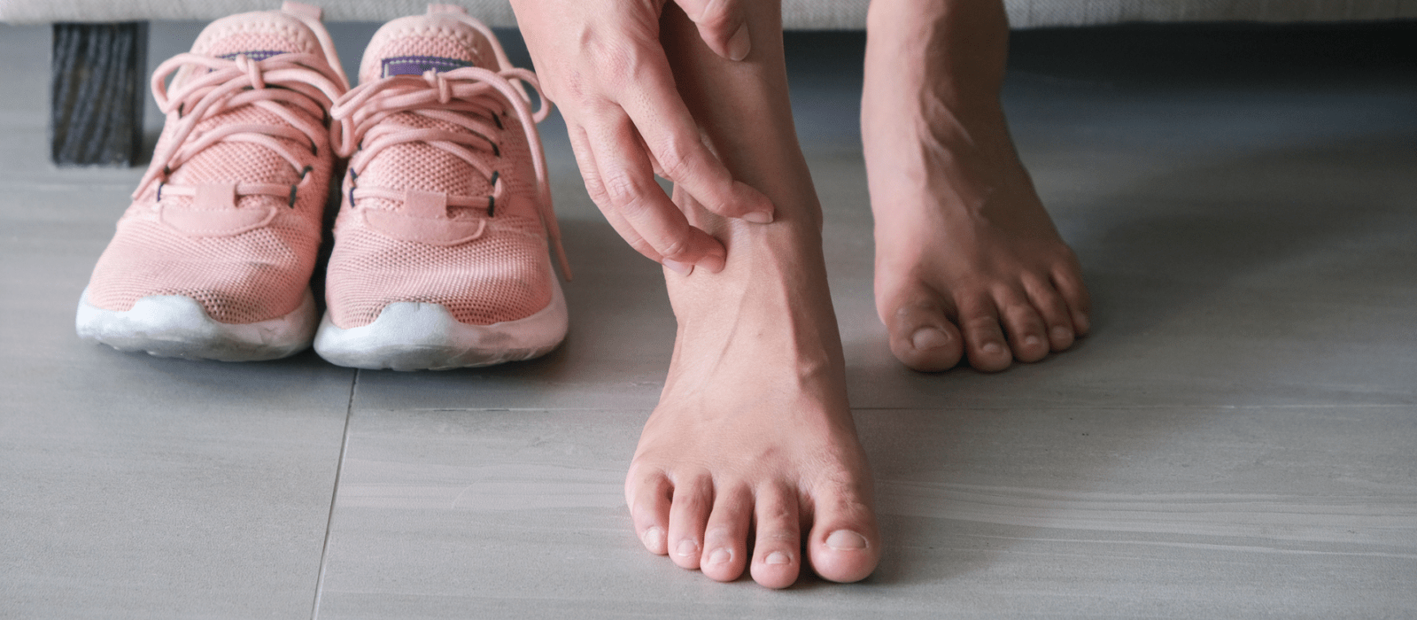 Men wear canvas shoes, he scratches legs and feet with itchy skin. Caused by of shoes